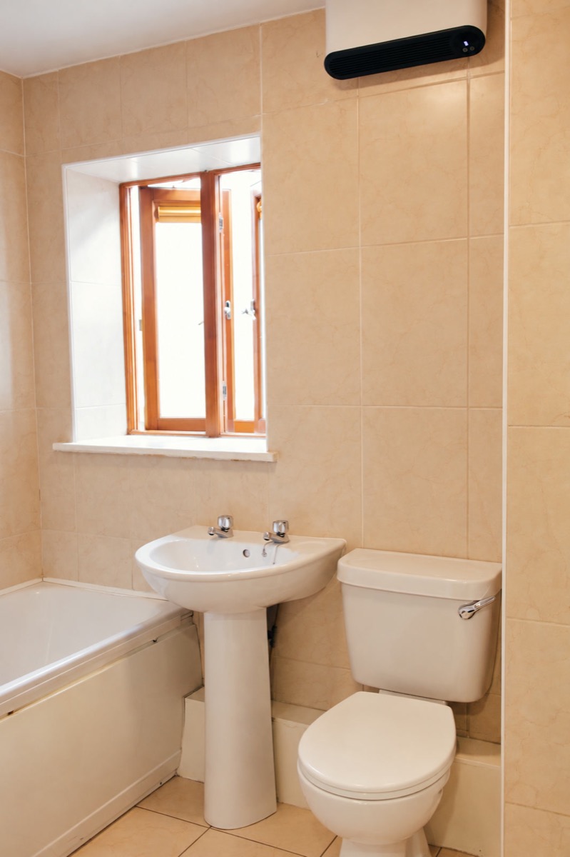 Bathroom before: white walls, basic bed, no furniture or decoration (recreation)