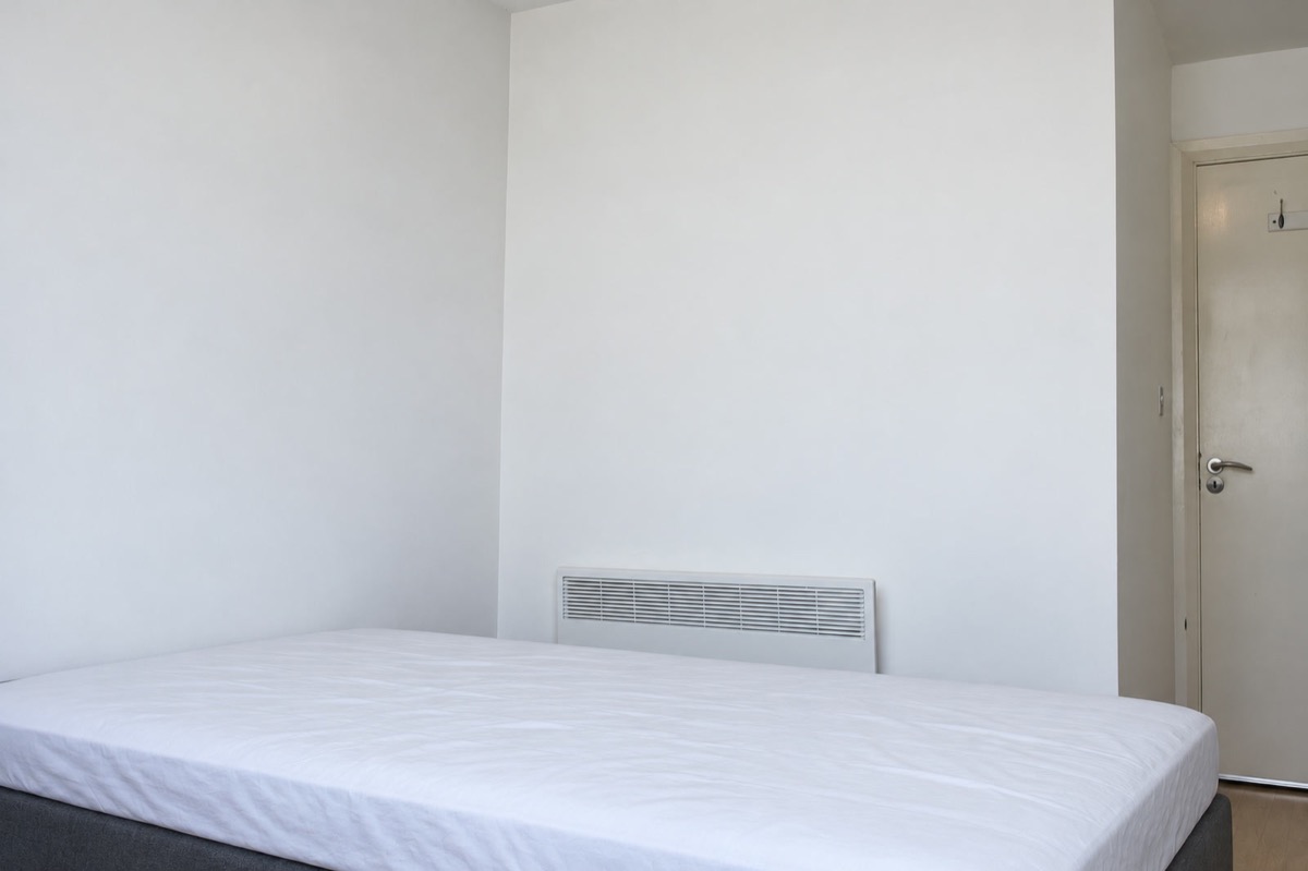 Main bedroom before: white walls, basic bed, no furniture or decoration (recreation)